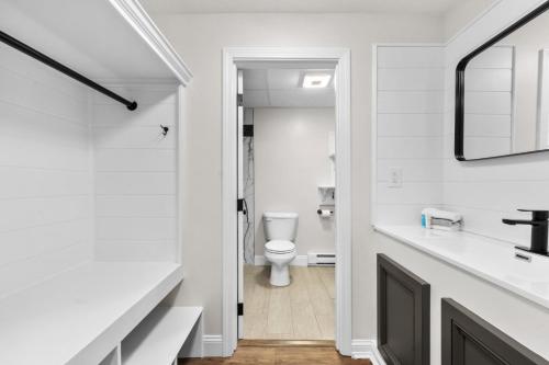 Luxury Double Bed Near Beaches Modern Updates in Marshfield, USA