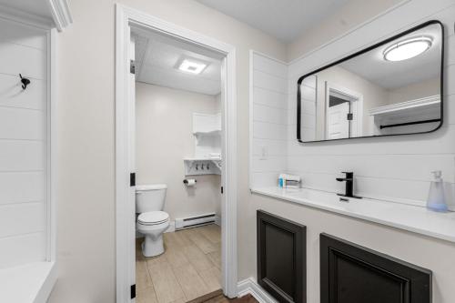 Luxury Double Bed Near Beaches Modern Updates in Marshfield, USA