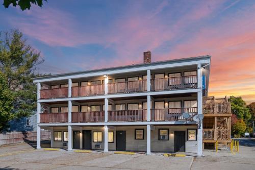 Luxury Double Bed Near Beaches Modern Updates in Marshfield, USA