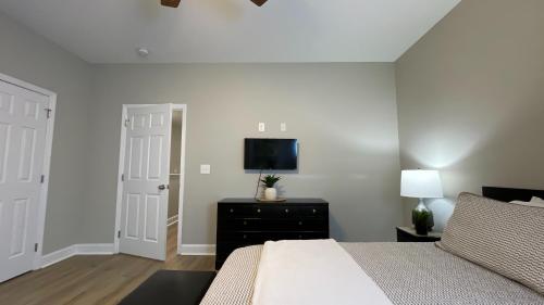 Stylish 2br Townhome With Garage & Modern Flair in Johnson City, USA