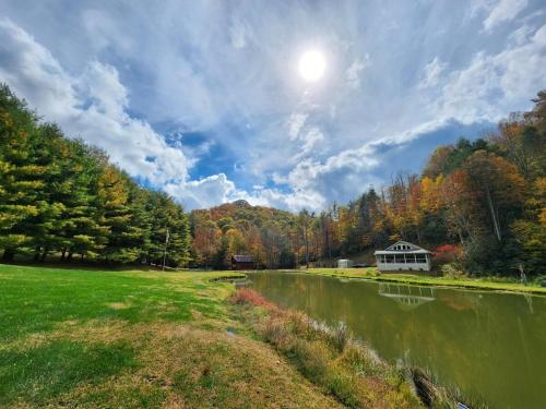 Tranquil Mountain Home Private Fishing & Hiking in Hampton, USA