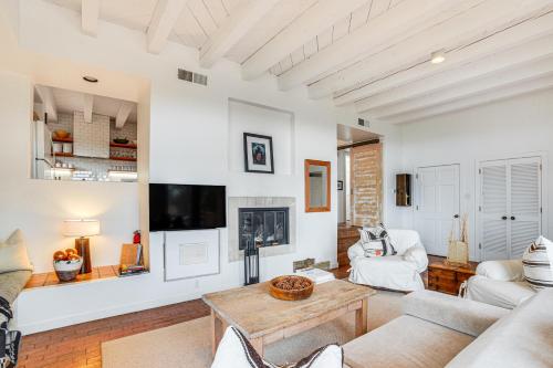 Santa Fe Condo with Mountain Views about 11 Mi to Plaza! in Rancho Encantado, USA