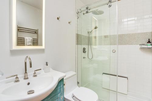 Explore the Land of Enchantment In Lavish Style! - image 2