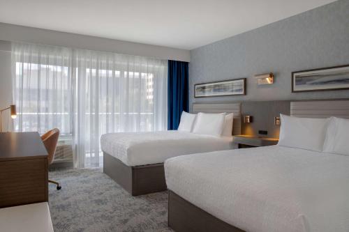 2 queen beds