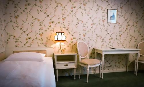 Twin Room image 8
