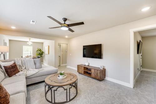 12 Mi to Dtwn Fayetteville Home with Fire Pit! in Springdale, USA