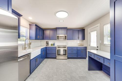12 Mi to Dtwn Fayetteville Home with Fire Pit! in Springdale, USA