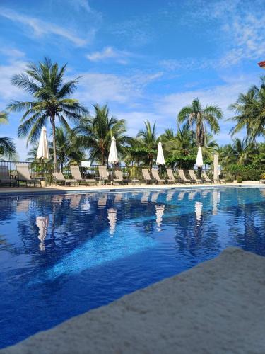 Apartamento de Lujo en Playa Jacó, Frente al Mar, Wifi, AC, Parqueo Privado y Piscinas