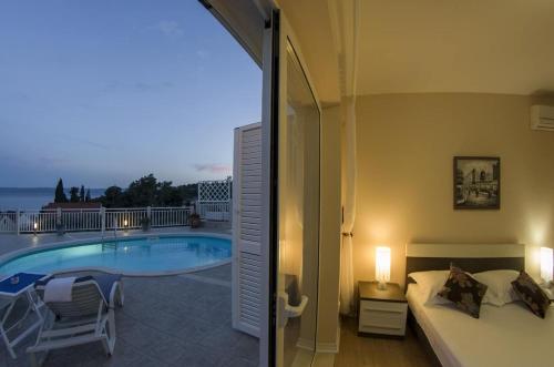 Villa Jure - with pool - image 2