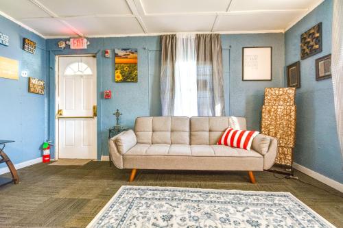4 Mi to Dtwn Little Rock Studio with Porch in North Little Rock, USA