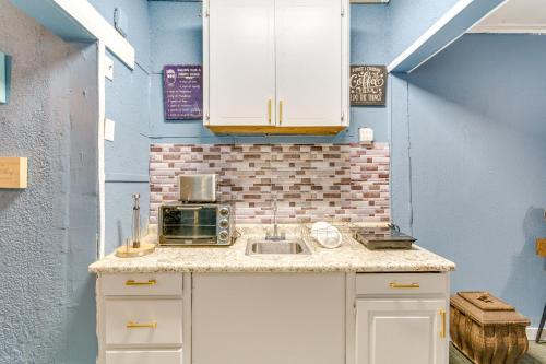 Centrally Located North Little Rock Studio with Yard thumb 2