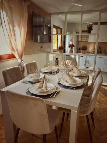Seosko Imanje Na Obali Rijeke in Gornji Budacki