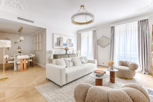 Elegant Luxury Apartment for 6 on Champs-Élysées, Paryż