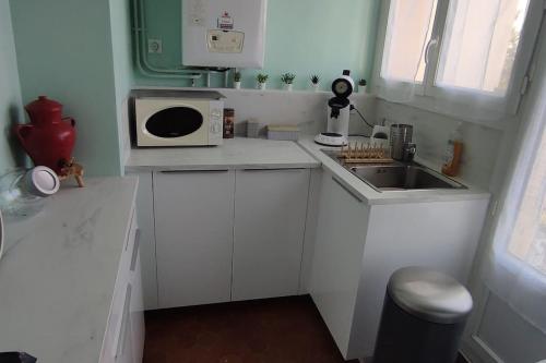 Kitchen, Joli F2 45m2 parking prive proche tram ligne 1 et 2 in Saint-Eloi