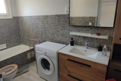 Bathroom, Joli F2 45m2 parking prive proche tram ligne 1 et 2 in Saint-Eloi