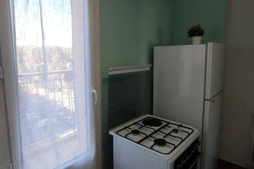 Kitchen, Joli F2 45m2 parking prive proche tram ligne 1 et 2 in Saint-Eloi