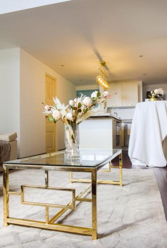 One-Bedroom Apartment image 7