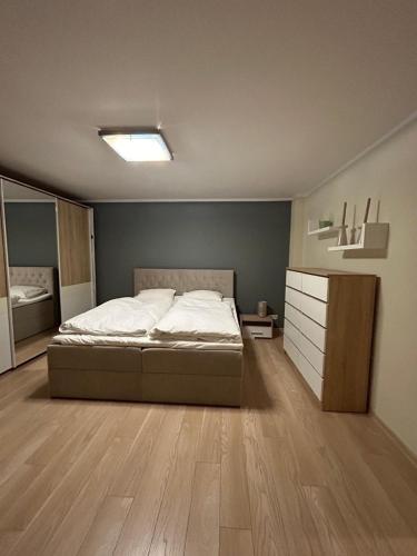 2 bedrooms, 4 beds