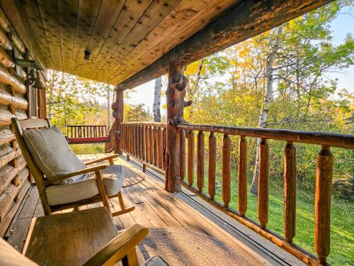 Cozy Cabin - Yellowstone Park, Henrys Lake Views in Staley Springs, USA