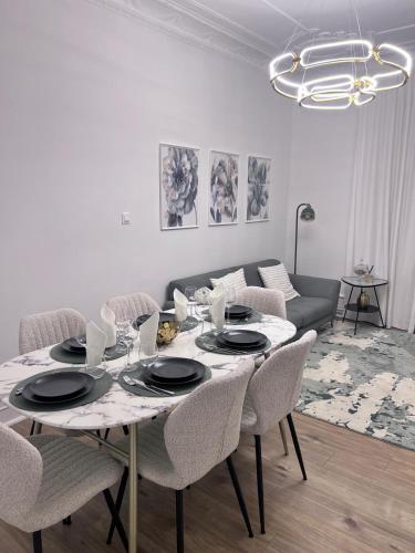 Le Rapp 6, Appartement de Standing 3 chambres, 7 personnes &1 bébé, Cosy et familial ultra équipé Emplacement Idéal proche Gare Centre ville Marchés de Noël Quartier Tribunal Contades, Straßburg (Foto 2)