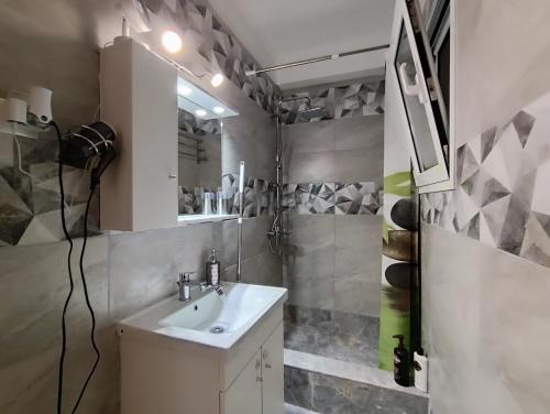 Dimelli's Home in Athens - Comfort & Style Stay - image 12