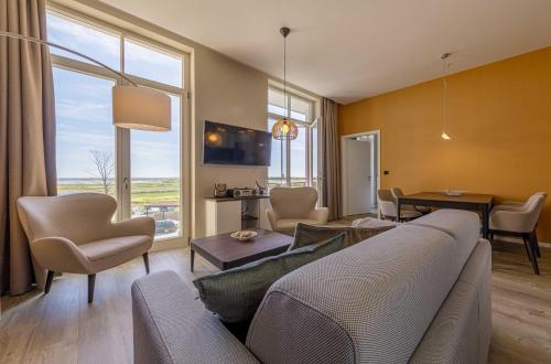 Wellenreiter - 5-Sterne Ferienwohnung mit Südbalkon und Boddenblick in Wustrow, Deutschland