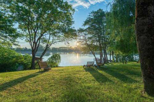 pludmale, Schwan - Ferienwohnung am Loppiner See mit Terrasse und Sauna in Jabel