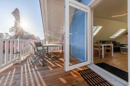 Erkély/terasz, Merlin Ausguck - Familienfreundliche Dachgeschosswohnung mit Morgensonne in Robel/Muritz