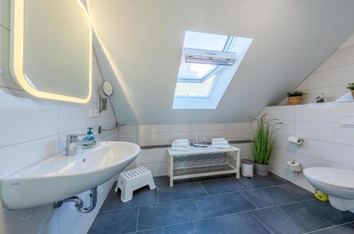 Fürdőszoba, Merlin Ausguck - Familienfreundliche Dachgeschosswohnung mit Morgensonne in Robel/Muritz
