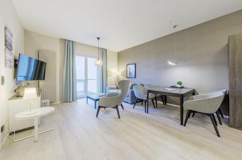 Boddenzeit - Moderne Ferienwohnung mit Nordbalkon, Wellnessbereich und Nähe zum Ostseestrand, Wustrow (zdjęcie 3)