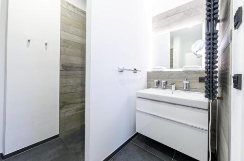 Boddenzeit - Moderne Ferienwohnung mit Nordbalkon, Wellnessbereich und Nähe zum Ostseestrand, Wustrow (zdjęcie 7)