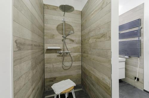 Boddenzeit - Moderne Ferienwohnung mit Nordbalkon, Wellnessbereich und Nähe zum Ostseestrand, Wustrow (zdjęcie 8)
