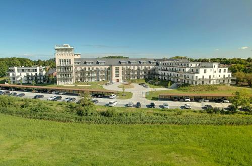 Boddenzeit - Moderne Ferienwohnung mit Nordbalkon, Wellnessbereich und Nähe zum Ostseestrand, Wustrow (zdjęcie 9)