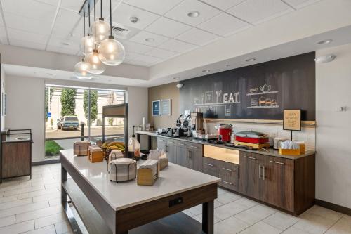 Hampton Inn by Hilton Redmond Bend Airport - image 14
