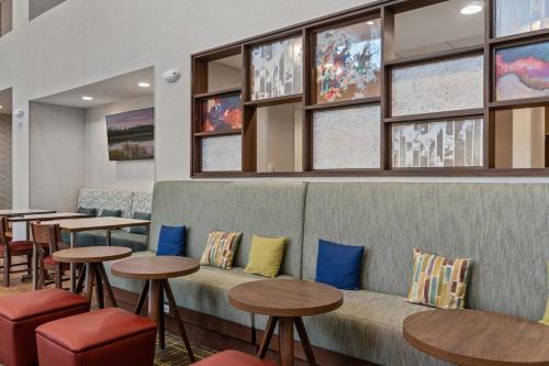 Hampton Inn by Hilton Redmond Bend Airport - image 13