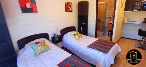 2 twin beds