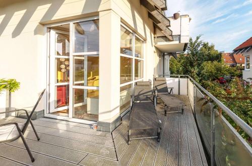 Hafenoase mit Eckbalkon in Waren Müritz, Deutschland