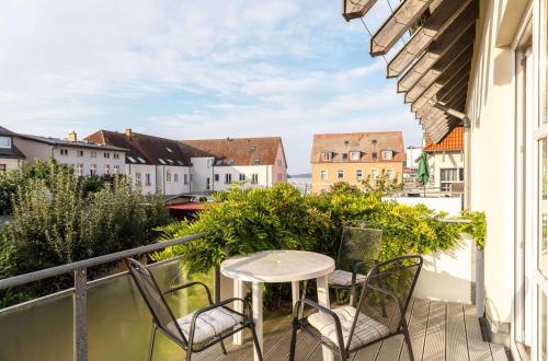 Hafenoase mit Eckbalkon in Waren Müritz, Deutschland