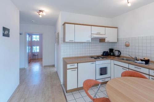 Hafenoase mit Eckbalkon in Waren Müritz, Deutschland