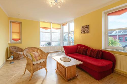 Hafenoase mit Eckbalkon in Waren Müritz, Deutschland