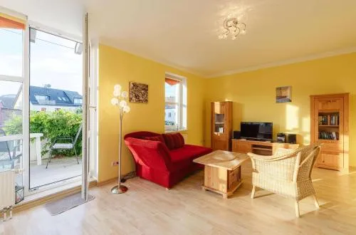 Hafenoase mit Eckbalkon in Waren Müritz, Deutschland