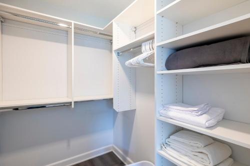 Modern Apt Close to Downtown - ASW-8T Modern Apt Close to Downtown - ASW-8T