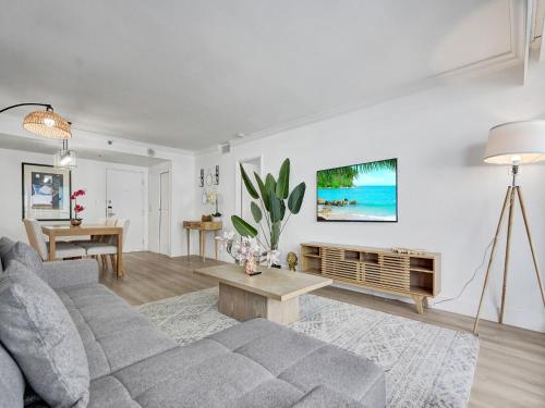 Comfortable Ocean View Condo Beach Service 1214