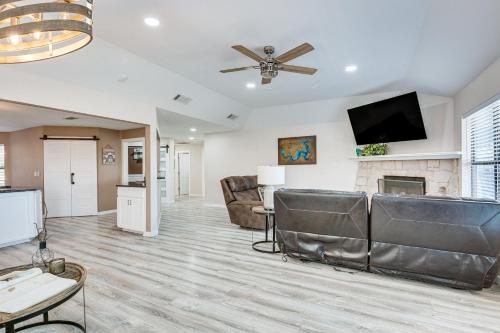Cozy Kingston House on Lake Texoma-Steps to Beach! - image 2