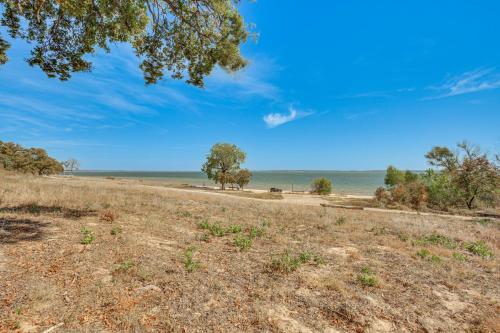 Cozy Kingston House on Lake Texoma-Steps to Beach! - image 7