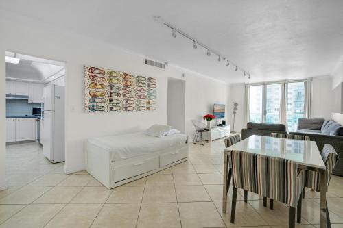 PROMO Komffy Home with King Bed & Ocean View at Tides 7th floor in Hollywood, USA