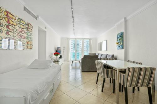 PROMO Komffy Home with King Bed & Ocean View at Tides 7th floor in Hollywood, USA