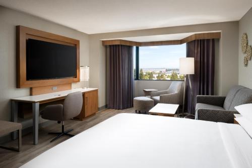 1 King Bed, Concierge Lounge Access, Sofa Bed, High Floor, Guest Room