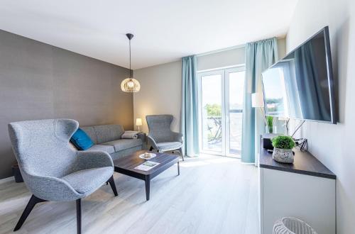 Boddenperle - 5-Sterne-Ferienwohnung mit Ostbalkon, 2 Bädern & Strandhaus-Charme in Wustrow, Deutschland