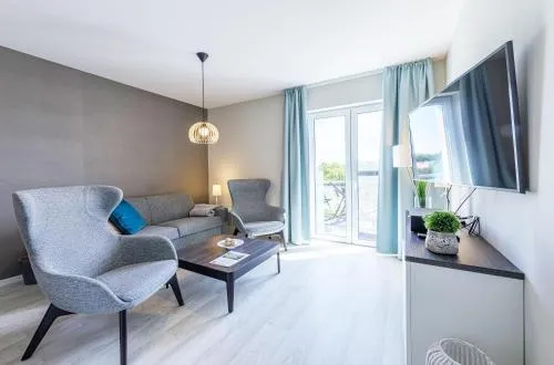 Boddenperle - 5-Sterne-Ferienwohnung mit Ostbalkon, 2 Bädern & Strandhaus-Charme in Wustrow, Deutschland